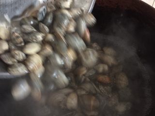 2、蛤蜊蒸蛋,开火热水，等水开了倒入蛤蜊