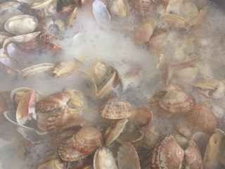 3、蛤蜊蒸蛋,倒入料酒和生姜片