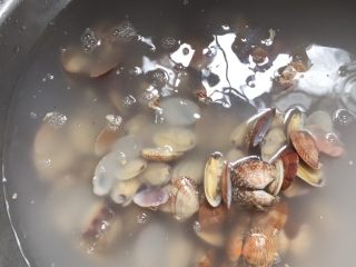5、蛤蜊蒸蛋,倒入冷水中浸泡