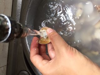 6、蛤蜊蒸蛋,用水龙头????一个个冲洗干净，也是防止还有沙子，不过有些为了省事也可以将就不冲洗，直接一篮子过一下凉水