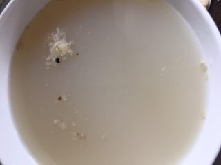 8、蛤蜊蒸蛋,刚煮蛤蜊的原汤倒入碗中备用