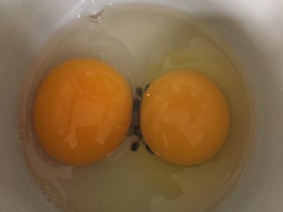 9、蛤蜊蒸蛋,打两个鸡蛋