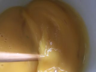 11、蛤蜊蒸蛋,然后打散
