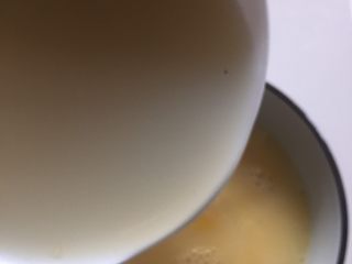 12、蛤蜊蒸蛋,然后倒入蛤蜊原汤