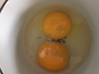 10、蛤蜊蒸蛋,加入一点点盐和鸡精调味