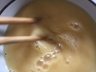 13、蛤蜊蒸蛋,再次打散，直至起泡泡