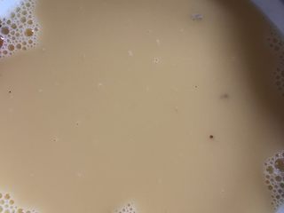 14、蛤蜊蒸蛋,然后把泡泡去掉倒入碟中