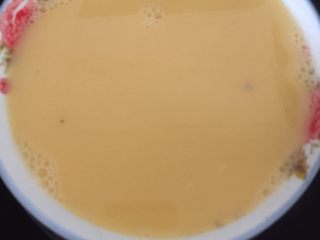 15、蛤蜊蒸蛋,接着放入电饭锅中蒸五分钟那样，鸡蛋有点结块现象