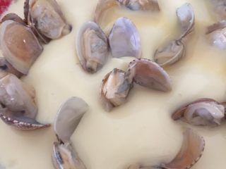 16、蛤蜊蒸蛋,在鸡蛋上面插上蛤蜊，再蒸五分钟
