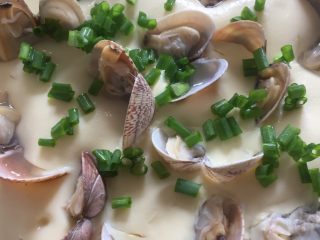 17、蛤蜊蒸蛋,然后出锅，撒上葱花