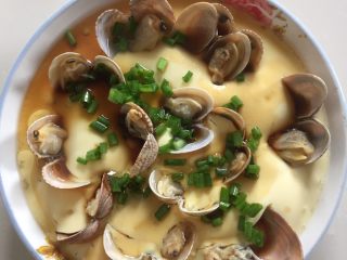 18、蛤蜊蒸蛋,倒入生抽和芝麻油即可开吃咯