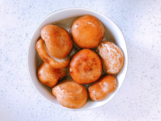 8、香菇滑鸡粥,香菇泡发。