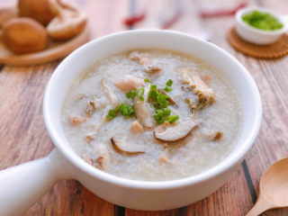 16、香菇滑鸡粥,煮熟后，加点盐调味，撒葱花，就可以吃啦。