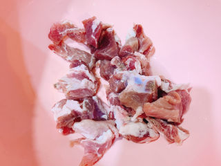 1、青菜瘦肉汤,瘦肉切片，洗干净