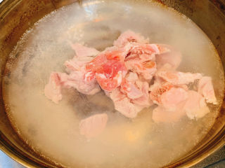 2、青菜瘦肉汤,锅里准备好水，锅内放入料酒，把瘦肉片冷水下锅，焯掉血水