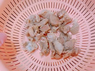 3、青菜瘦肉汤,把瘦肉装出来倒掉水，沥干瘦肉