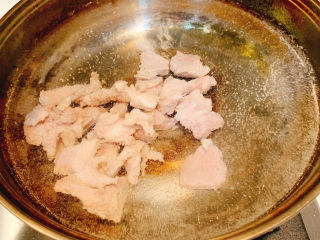 4、青菜瘦肉汤,锅里再次放入水，把煮好的瘦肉放入锅里，煮15分钟，直到瘦肉出味