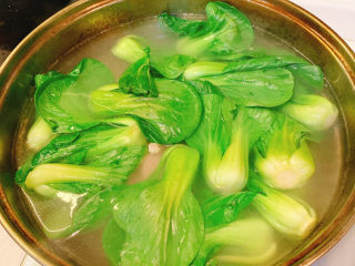 5、青菜瘦肉汤,放入洗好的青菜