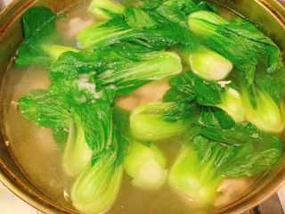 6、青菜瘦肉汤,放入适量的盐，搅拌均匀后，即可出锅