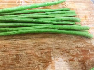 1、夏日清爽小凉菜——凉拌豆角,豆角淘洗干净掐头去尾