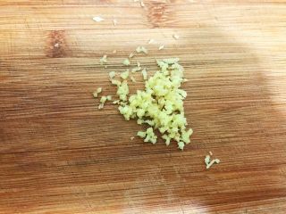 3、夏日清爽小凉菜——凉拌豆角,姜片切末