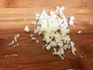 4、夏日清爽小凉菜——凉拌豆角,大蒜切成蒜蓉