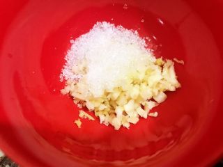 5、夏日清爽小凉菜——凉拌豆角,碗里加入姜蒜末，加入盐和白糖