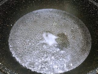 7、夏日清爽小凉菜——凉拌豆角,锅里烧水，水滚后加入1勺盐和几滴食用油