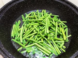 8、夏日清爽小凉菜——凉拌豆角,倒入豆角焯熟
