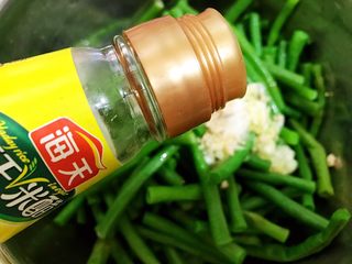 12、夏日清爽小凉菜——凉拌豆角,加入鸡粉和白米醋