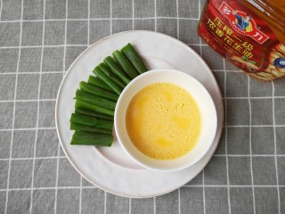 2、牡蛎炒蛋,葱洗净切寸段,鸡蛋打散成蛋液备用。