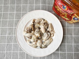 3、牡蛎炒蛋,将鲜牡蛎剔磕洗净,沥干水份。