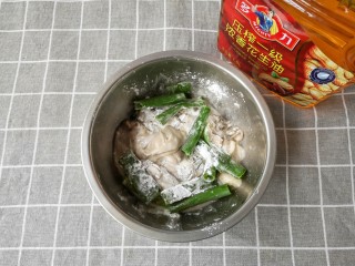 4、牡蛎炒蛋,将葱段和牡蛎,盐,干淀粉,酱油搅拌成浆。