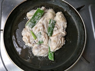 6、牡蛎炒蛋,待油烧至8成热,将牡蛎浆下锅。