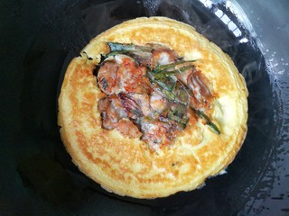 9、牡蛎炒蛋,待蛋液完全凝固,翻面煎一下另一面,煎熟后淋适量香油即成。