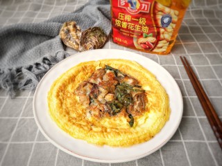 10、牡蛎炒蛋,出锅装盘。