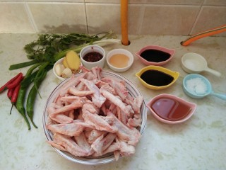 1、爽口鸡翅尖，年夜饭下酒菜,全部材料准备完毕