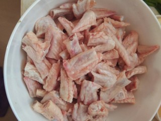 3、爽口鸡翅尖，年夜饭下酒菜,全部剪好的鸡翅尖，备用。