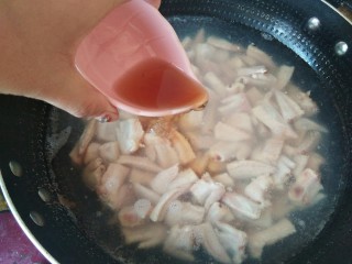 5、爽口鸡翅尖，年夜饭下酒菜,接着下入提前准备好的料酒，煮5-6分钟。