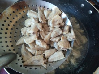 6、爽口鸡翅尖，年夜饭下酒菜,保证鸡翅尖一定要成熟了在捞出来，但是煮的太久也不好吃。