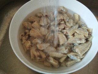 7、爽口鸡翅尖，年夜饭下酒菜,凉水把鸡翅尖冲凉，洗干净。