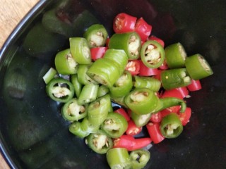 8、爽口鸡翅尖，年夜饭下酒菜,把尖椒和米椒切碎备用。