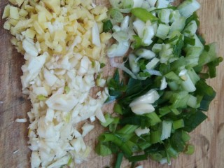 9、爽口鸡翅尖，年夜饭下酒菜,葱姜蒜切好，放在一起。