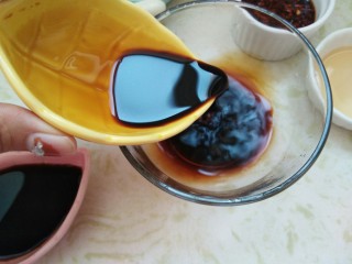 11、爽口鸡翅尖，年夜饭下酒菜,接下来调一个酱汁，找一个干净的大碗，将生抽和米醋放在一起。