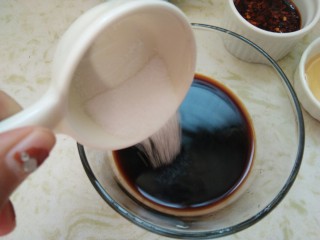 12、爽口鸡翅尖，年夜饭下酒菜,接着下入盐。