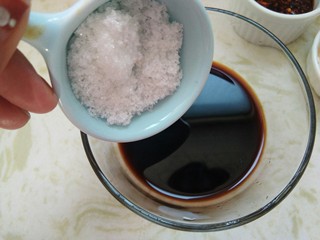 13、爽口鸡翅尖，年夜饭下酒菜,在下入白糖。