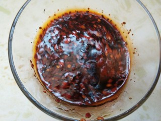 16、爽口鸡翅尖，年夜饭下酒菜,用筷子把调料搅至糖和盐全部融化。