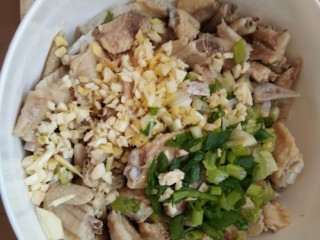 17、爽口鸡翅尖，年夜饭下酒菜,将葱姜蒜先放入洗干净的鸡翅尖中。