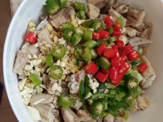 18、爽口鸡翅尖，年夜饭下酒菜,然后下入两种辣椒。