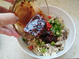 19、爽口鸡翅尖，年夜饭下酒菜,接着倒入调好的酱汁。